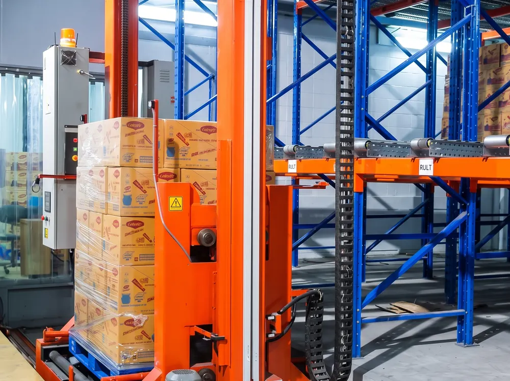 เครนอัตโนมัติของ PN.kreis ทำงานร่วมกับ Gravity Roller Racking ในคลังสินค้าอาหาร